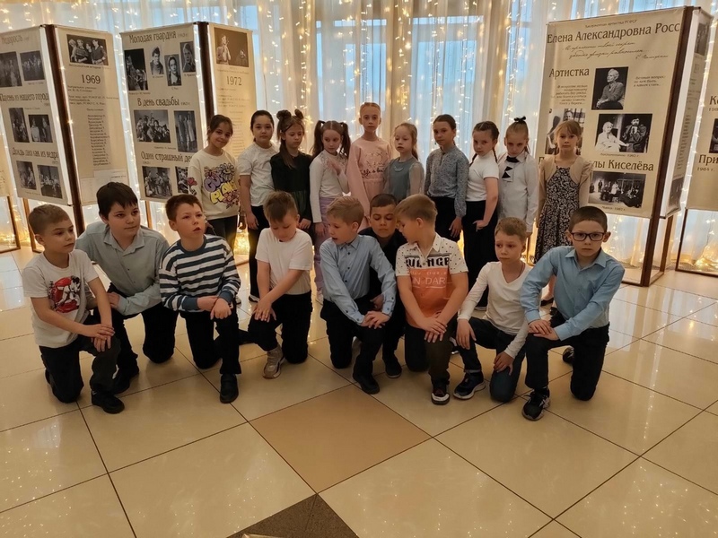 Встреча с любимыми пушкинскими героями ждала светловских школьников в Саратовском ТЮЗе.