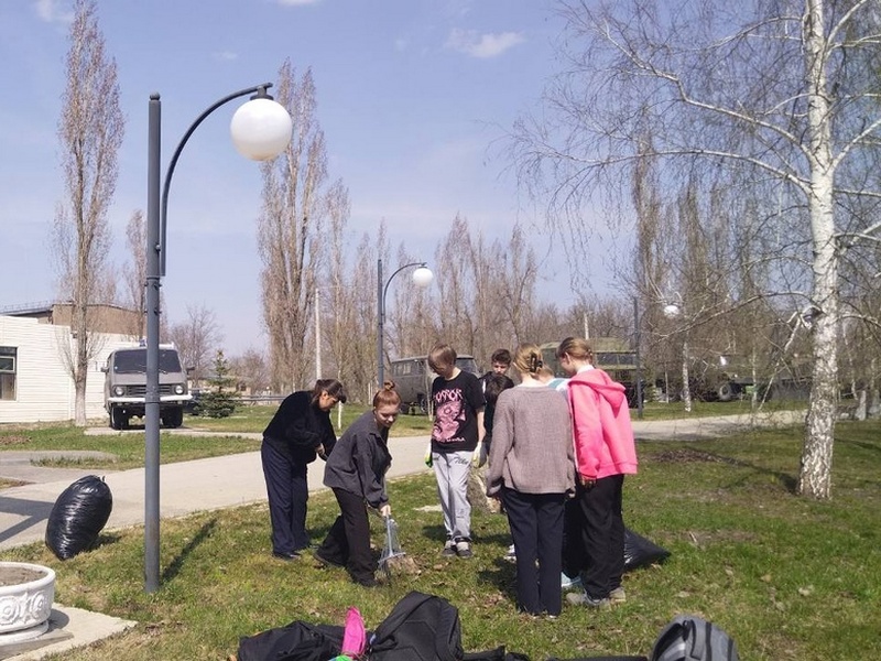 Школьники навели порядок в парке «Патриот».