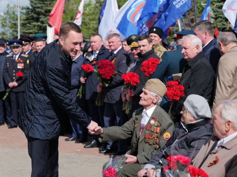 Губернатор Роман Бусаргин вместе с саратовцами почтил память павших в годы Великой Отечественной войны земляков.