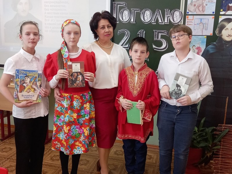 Школьники отправились в путешествие по страницам произведений Гоголя.
