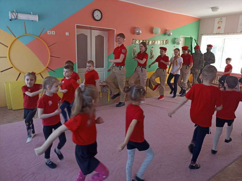 В детском саду прошло военно-спортивное мероприятие с участием юнармейцев.