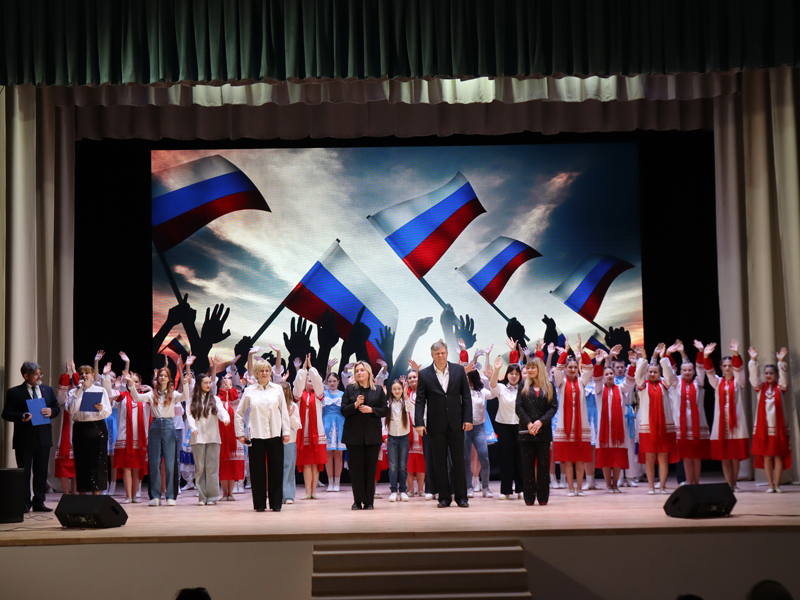 Концертная программа, посвящённая 10-летним юбилею воссоединения Крыма с Россией, прошла в Доме культуры.