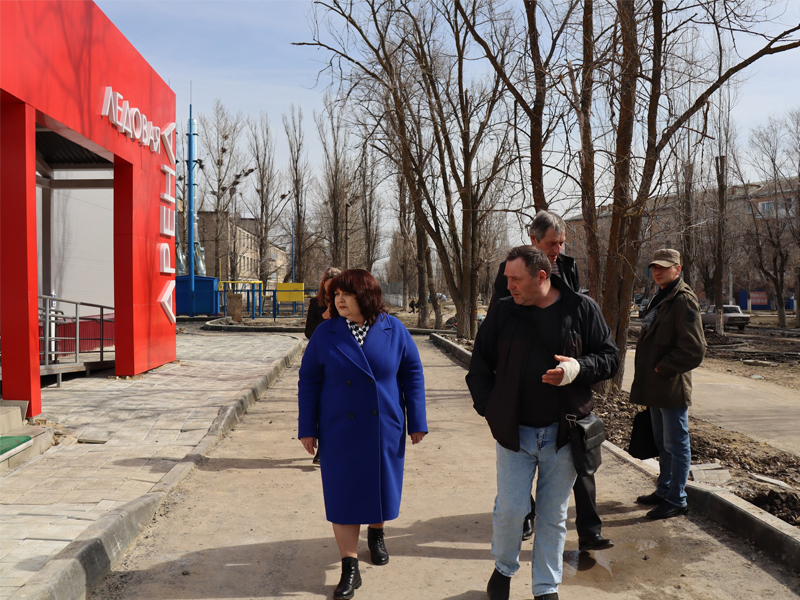 Глава городского округа Оксана Шандыбина провела совещание с выходом на местность.