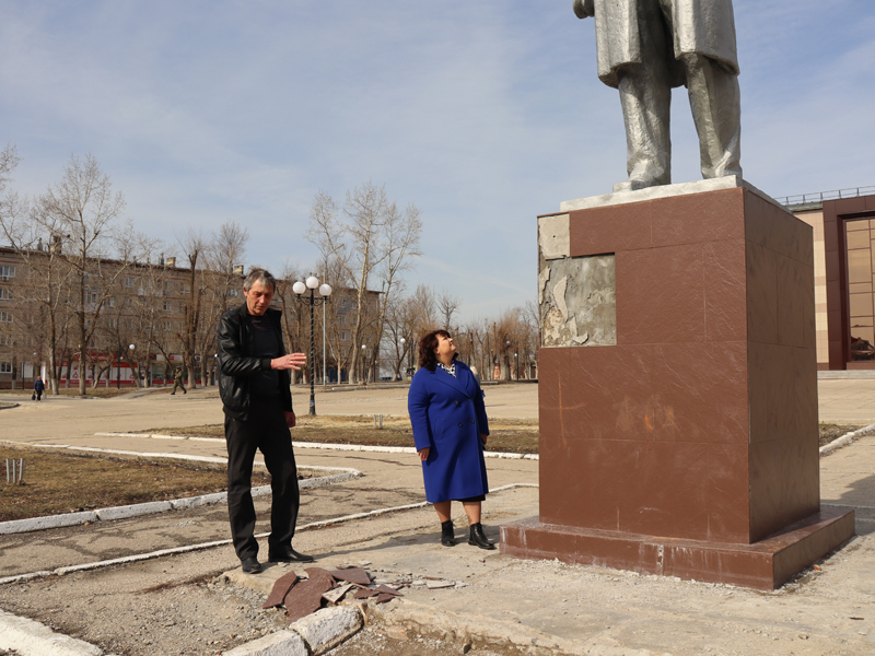 Памятник Владимиру Ильичу Ленину снова нуждается в ремонте.
