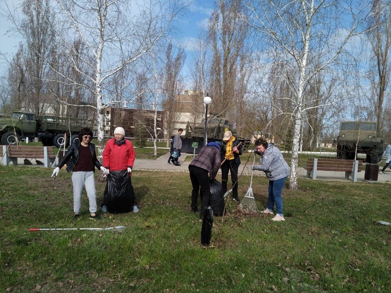 Сотрудники Детской школы искусств наводили порядок в парке «Патриот».