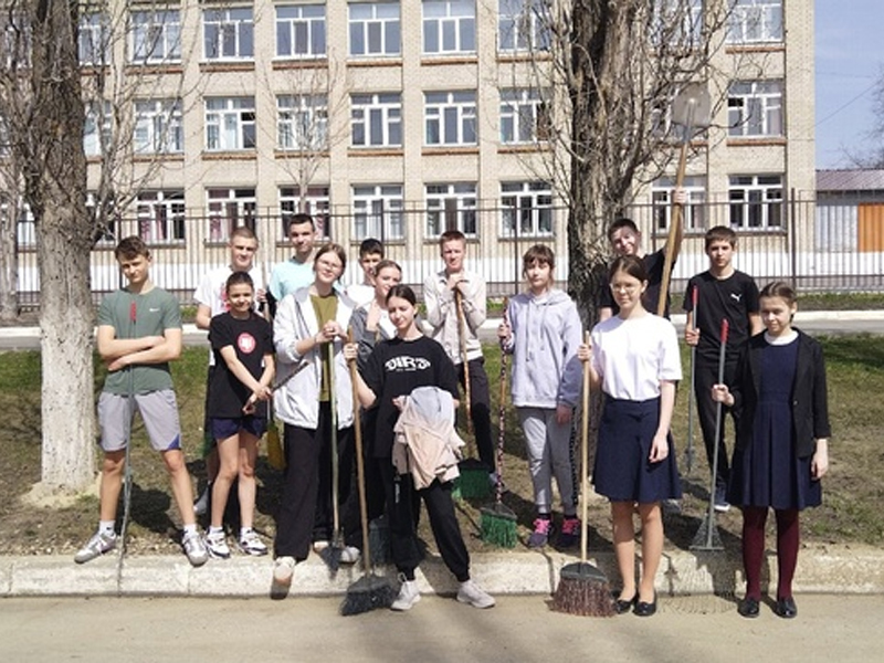 Активисты второй школы провели экологический субботник.