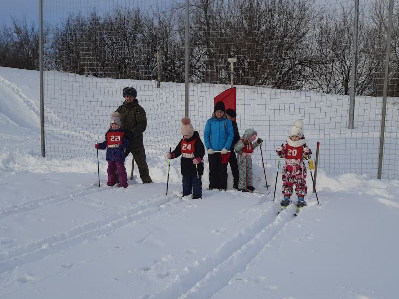 Воспитанники детского сада «Светлячок» первыми открыли муниципальный этап первенства по лыжным гонкам.