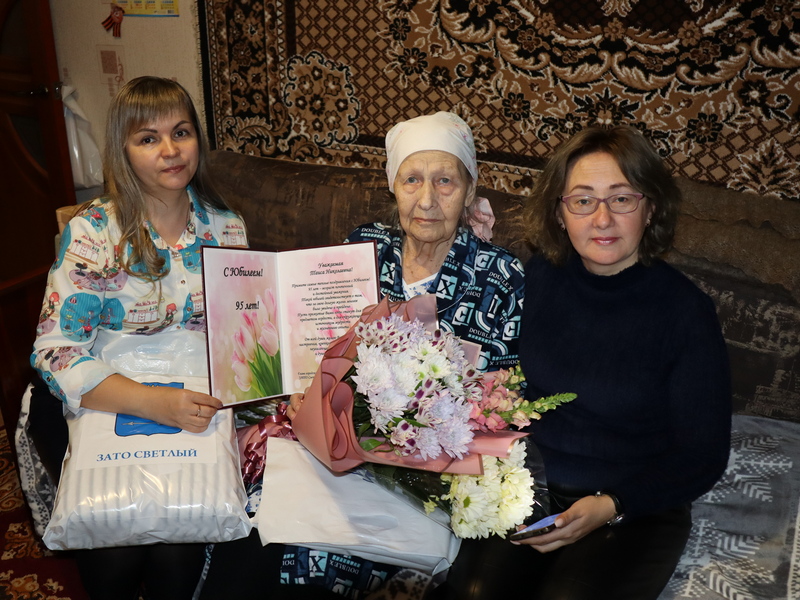 Труженица тыла принимает поздравления с 95-летием.