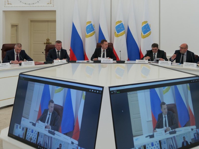 Губернатор Роман Бусаргин провёл постоянно действующее совещание с зампредами и министрами Правительства области, а также главами районов..