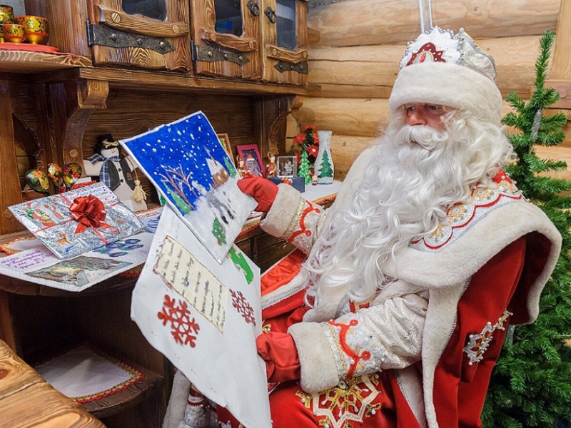 Почтовые отделения Саратовской области начали принимать письма для Деда Мороза.