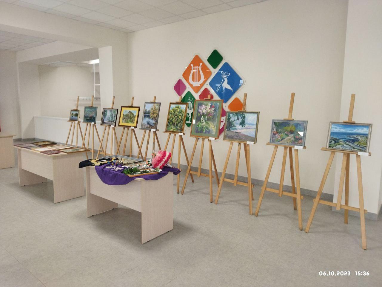 Светловские художники посвятили выставку своих работ Году педагога и наставника.