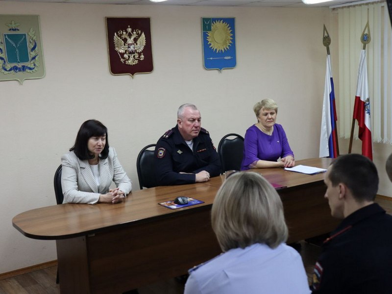 Представители администрации городского округа провели рабочую встречу с сотрудниками полиции Светлого.