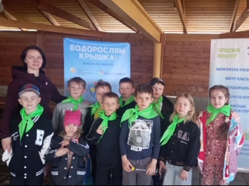 Экостанция Дома детского творчества приняла участие в выпуске мальков в Волгу.