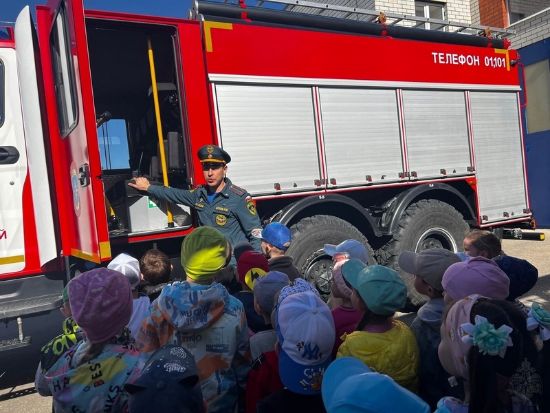 На экскурсии дошколята смогли узнать о непростой и важной работе пожарного.
