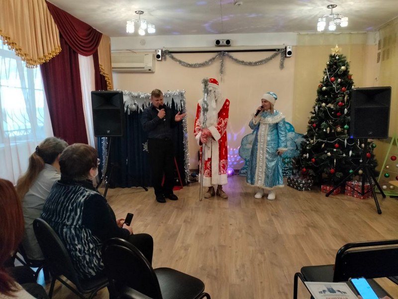 Светловские активисты поздравили с Новым годом семьи, проживающие в Центре помощи семье и детям.