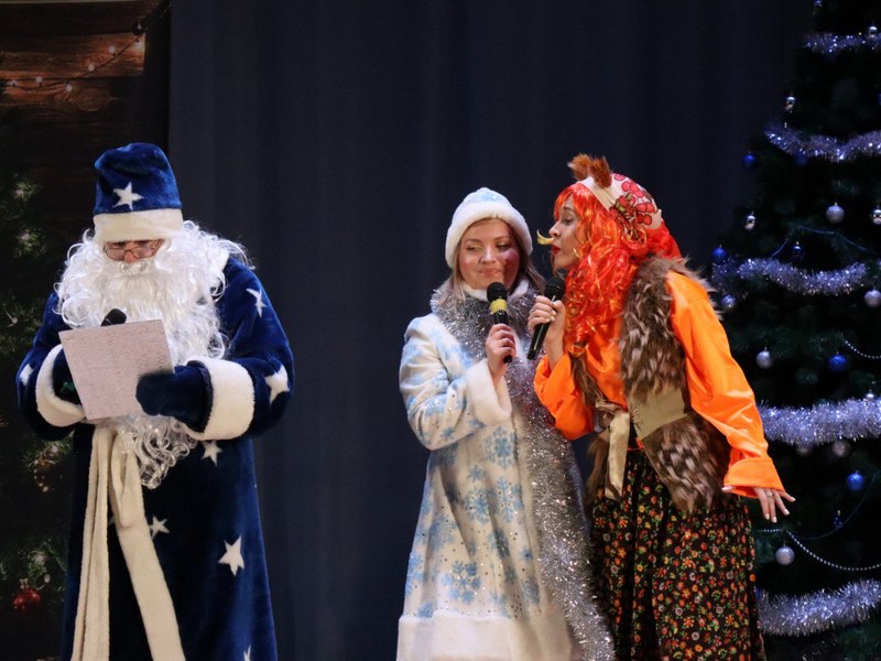 Ёлка Главы городского округа собрала светловских ребят на новогоднее представление.