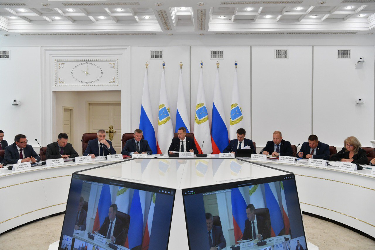 Губернатор Роман Бусаргин провел постоянно действующее совещание с зампредами и министрами Правительства области..