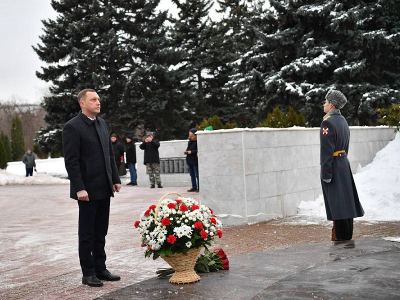 Губернатор почтил память погибших бойцов в День неизвестного Солдата.