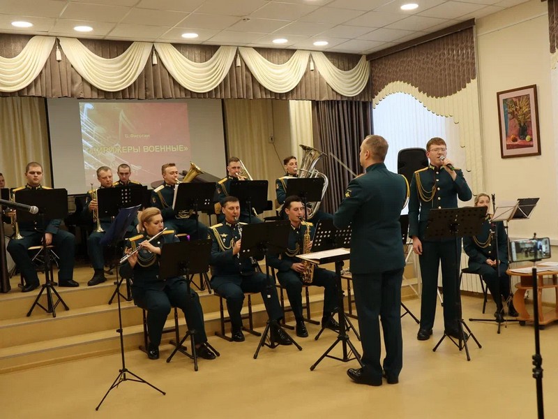 В Детской школе искусств состоялся концерт военного оркестра.
