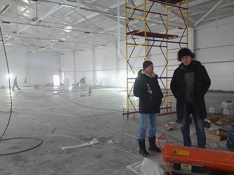 На территории новой ледовой арены продолжаются активные строительные работы.