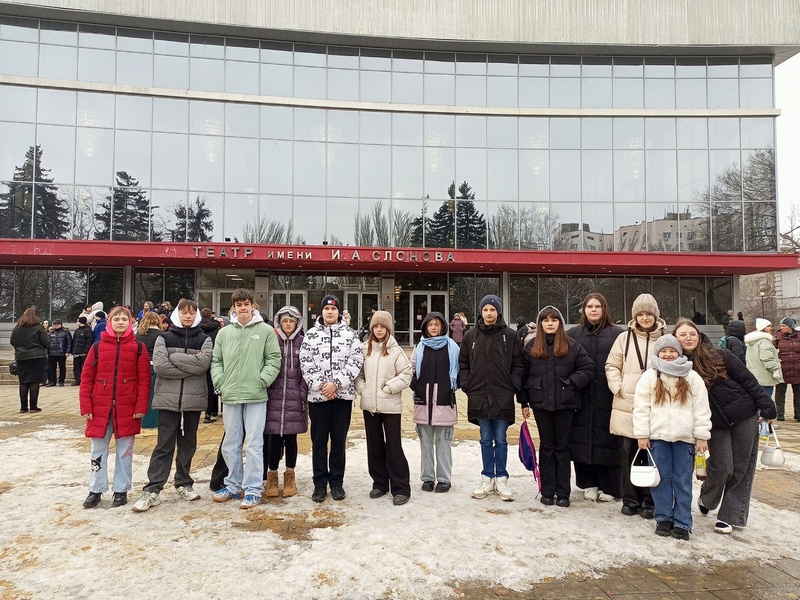 Школьники светлого посетили Саратовский театр драмы.