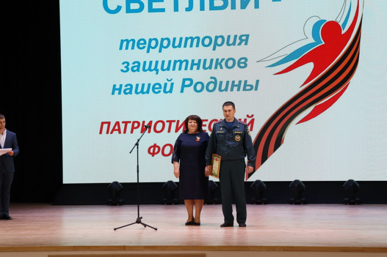 Глава городского округа ЗАТО Светлый Оксана Шандыбина поздравила с профессиональным праздником пожарных.