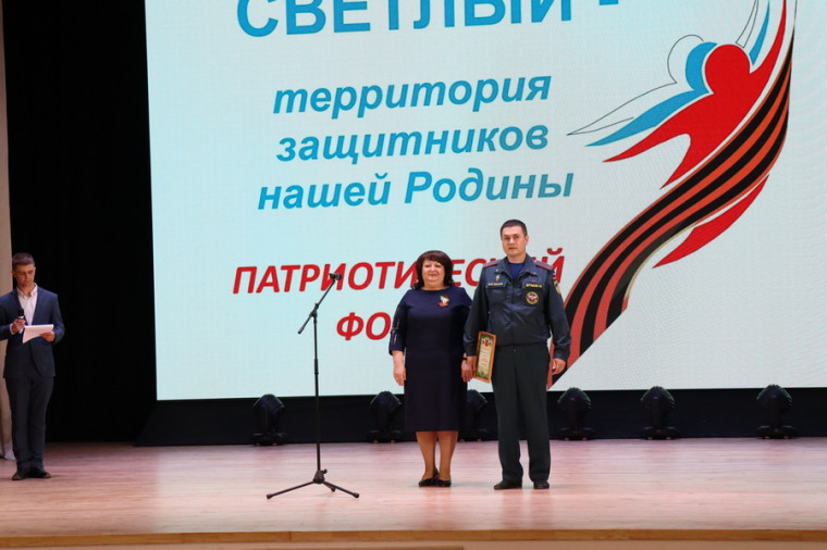 Глава городского округа ЗАТО Светлый Оксана Шандыбина поздравила с профессиональным праздником пожарных.