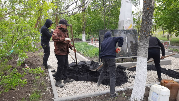 На территории мемориального комплекса в Елховке продолжаются работы по благоустройству.