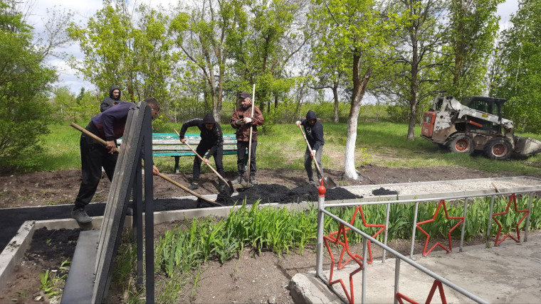 На территории мемориального комплекса в Елховке продолжаются работы по благоустройству.