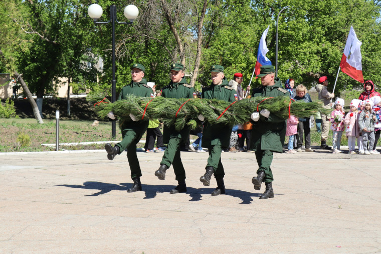 У Мемориала защитникам Отечества, павшим в ходе специальной военной операции, прошёл торжественный митинг.
