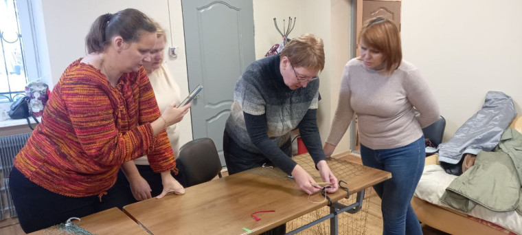 Активистки Совета женщин посетили центр плетения маскировочных сетей.