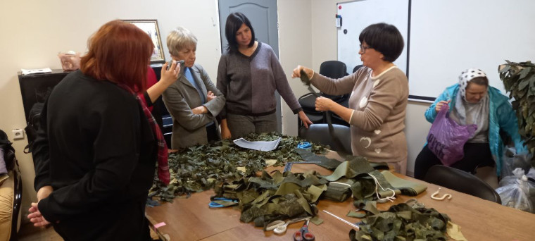 Активистки Совета женщин посетили центр плетения маскировочных сетей.
